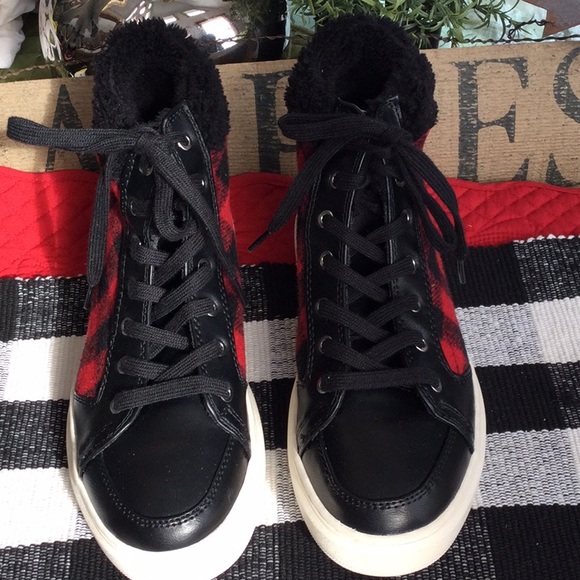 Marc Fisher NWOT womans 8.5 black/red short boots - Picture 2 of 9